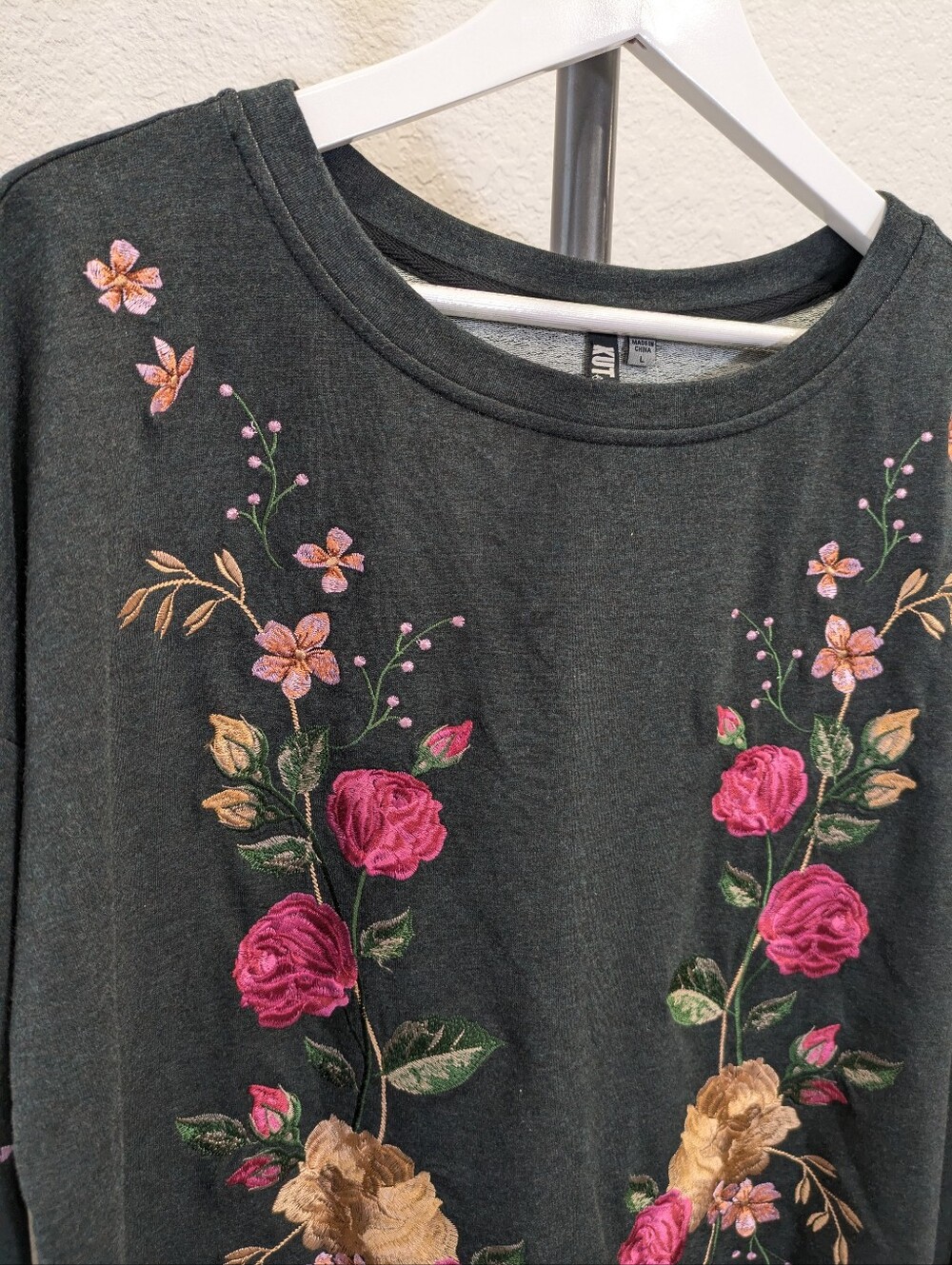 NEW KUT from the Kloth Sweatshirt Large Dark Gray Floral Embroidered Long Sleeve - Picture 3 of 8